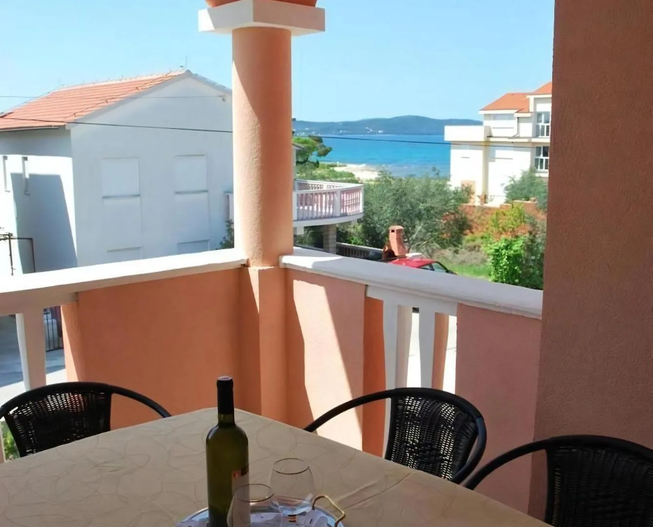 Ferienwohnung Fuer Fuenf Personen Mit Balkon Sukošan شقة